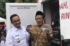 Bagikan Kartu Lansia, Anies Minta Orang Tua Dilayani bak 