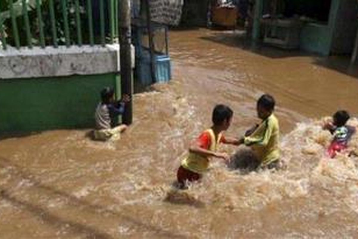 Sekelompok bocah bermain saat banjir akibat meluapnya Sungai Ciliwung di Bukit Duri, Tebet, Jakarta Selatan, Rabu (10/2/2010). 