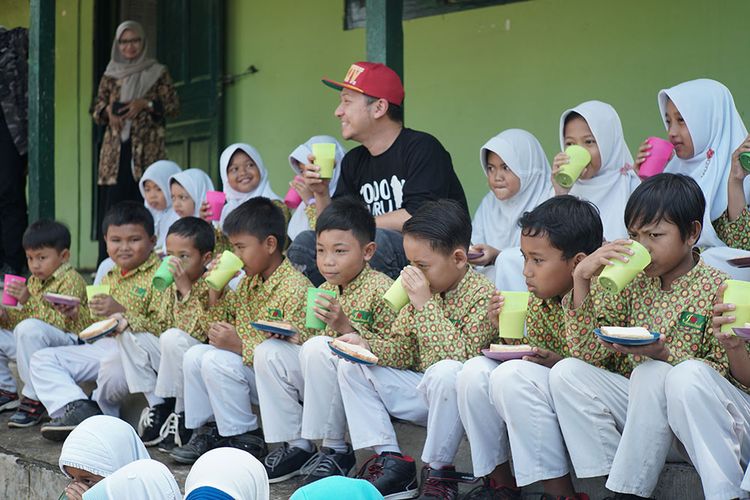 Artis Gading Martin saat berkunjung ke MIS Guppi Legundi, Gunungkidul.