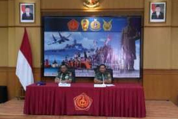 Komandan Pusat Polisi Militer (Puspom) TNI,  Dodik Wijanarko, bersama Kepala Pusat Penerangan TNI Mayjen TNI Wuryanto, dalam konfrensi pers di Mabes TNI, Cilangkap, Jakarta Timur, Jumat (30/12/2016).