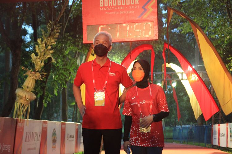 Gubernur Jawa Tengah, Ganjar Pranowo, bersama istrinya, Atikoh, hadir pada pelepasan atlet untuk Elite Race Borobudur Marathon 2021.