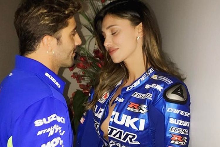 Pebalap MotoGP Andrea Iannone (kiri) bersama kekasihnya, Belen Rodriguez (kanan).