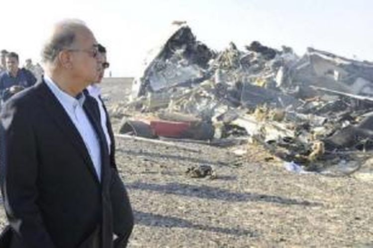 Perdana Menteri Mesir Sharif Ismail menyaksikan puing pesawat Kogalymavia KGL 9248 yang jatuh di Pegunungan Sinai, Mesir, Sabtu (31/10/2015),