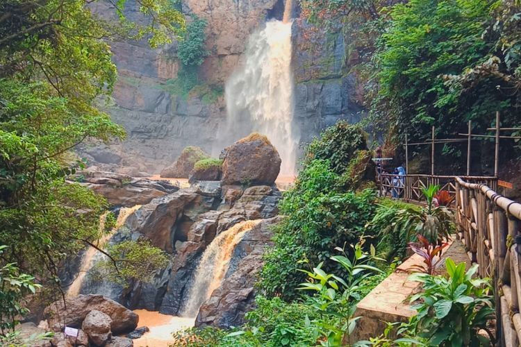 Curug Cimarinjung kawasan Geopark Ciletuh, jadi salah satu curug paling ramai dikunjungi di sana, Sabtu (23/6/2018).