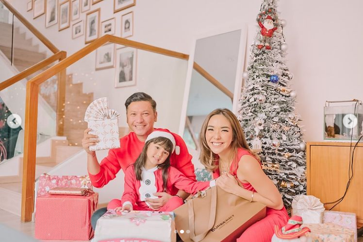 (Dari kiri) Gading Marten, Gempi, dan Gisel berfoto bersama pada Hari Natal.
