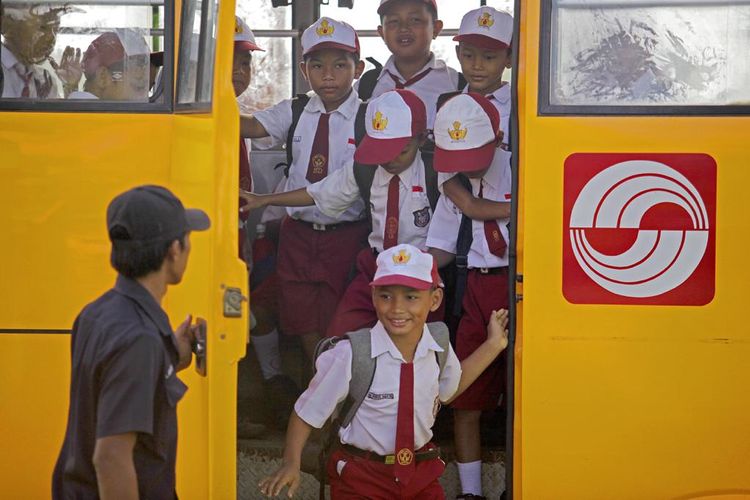 Bus sekolah Sinar Mas yang diperuntukkan bagi siswa di daerah pedalaman.