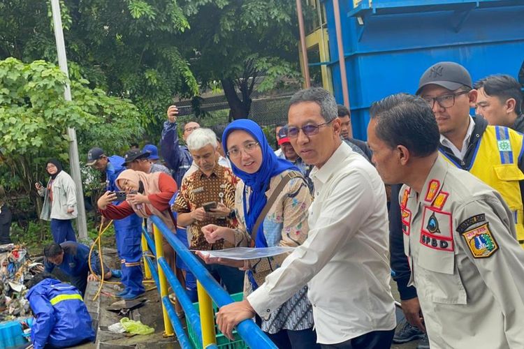 Pj Gubernur DKI Jakarta Heru Budi Hartono meninjau Rumah Pompa Air Sentiong, Ancol, Jakarta Utara pada Kamis (29/2/2024).
