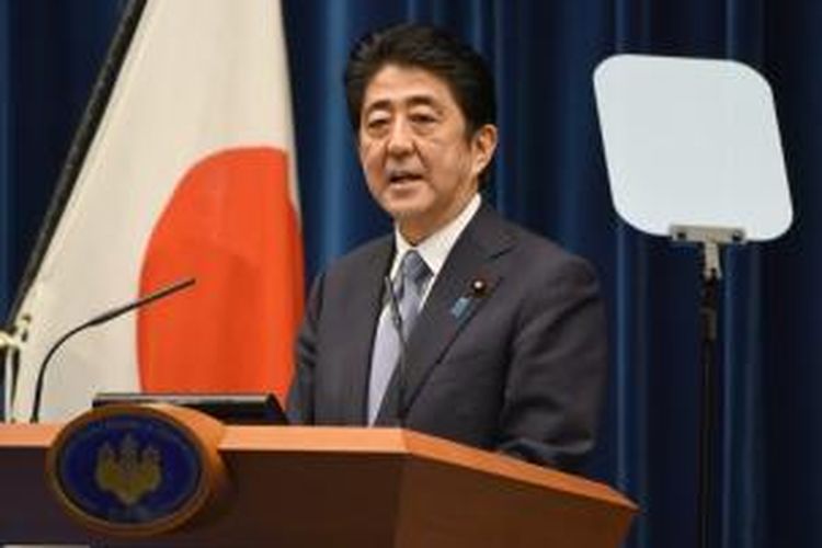 PM Jepang Shinzo Abe saat memberikan pernyataan dalam peringatan berakhirnya Perang Dunia II, Jumat (14/8/2015).