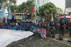 Buruh Paksa Tarik Kawat Berduri untuk Menuju Depan Istana Negara