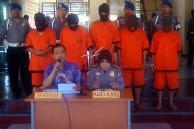 Direktur Reserse kriminal Umum Polda DIY Kombes Pol Hudit Wahyudi saat memaparkan hasil penangkapan sindikat pencurian dengan kkerasan spesialis minimarket 24 jam