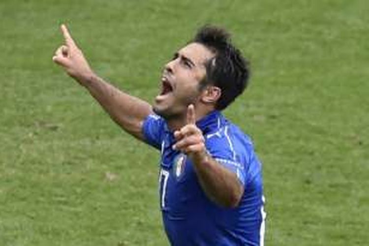 Penyerang Italia, Eder, melakukan selebrasi usai membobol gawang Swedia, dalam laga Grup E Piala Eropa 2016, di Stade de Toulouse, Jumat (17/6/2016).