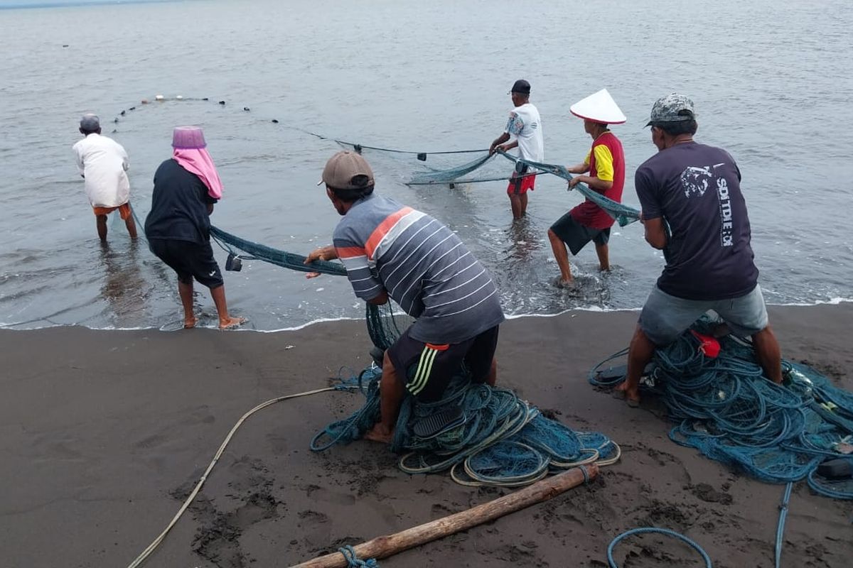 Nelayan menangkap ikan di Pantai Wonosari, Kelurahan Sobo, Kecamatan Banyuwangi, Rabu (15/1/2025). 