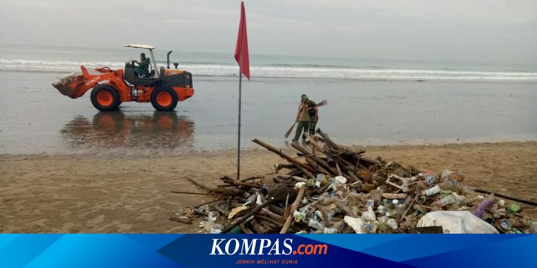 Wisatawan Keluhkan Banyaknya Sampah Di Pantai Kuta