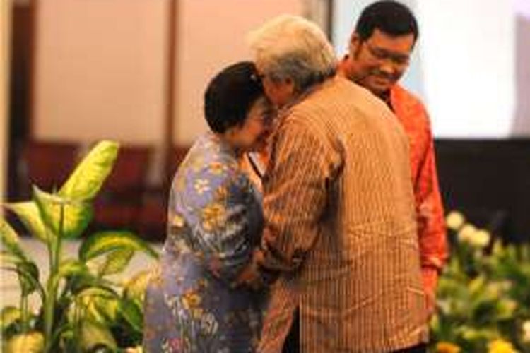 Presiden kelima Republik Indonesia, Megawati Soekarnoputri, dicium suaminya yang juga Ketua MPR, Taufiq Kiemas, saat peluncuran buku Empat Pilar untuk Satu Indonesia karya Taufiq Kiemas di Gedung MPR/DPR/DPD, Senayan, Jakarta, Rabu (22/2/2012).