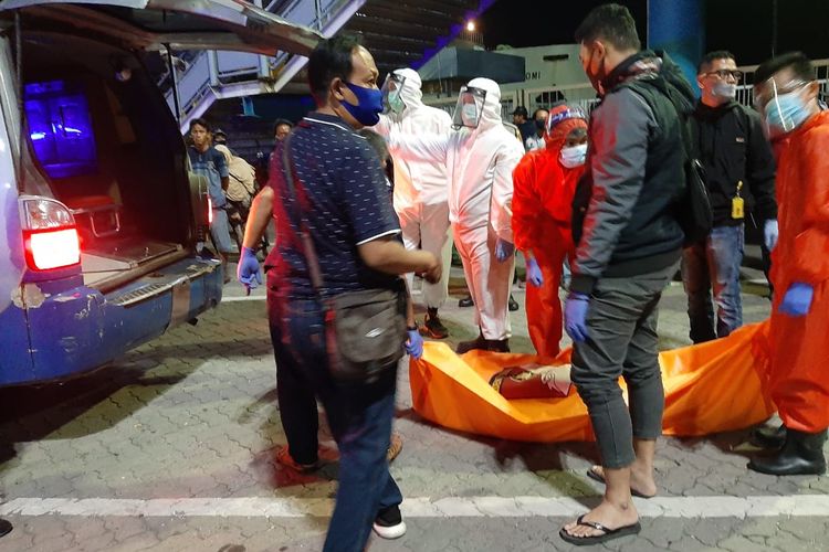 Petugas saat melakukan evakuasi terhadap dua jasad penumpang kapal di Pelabuhan Merak