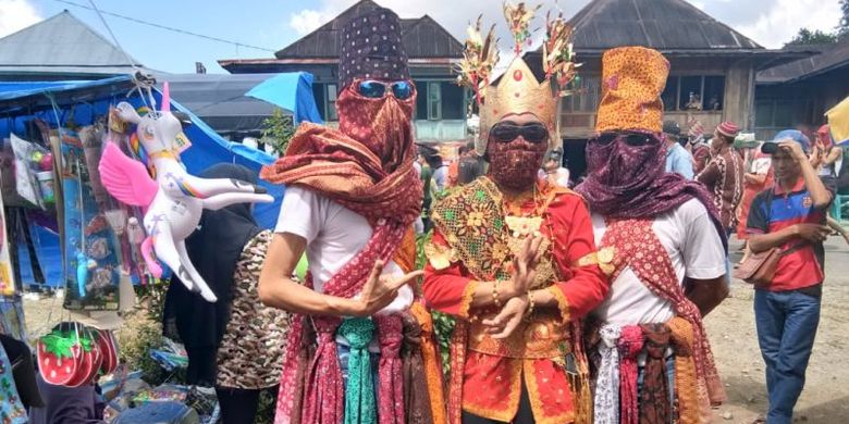 Peserta tradisi Sekura pesta topeng di Lampung Barat, Provinsi Lampung yang dilaksanakan satu tahun sekali pada bulan Syawal. Selasa, Bandarlampung, (3/5/2022). (ANTARA/HO)