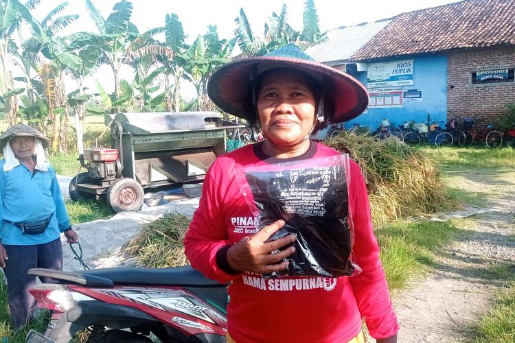 Suparmi, warga Desa Kartoharjo yang mendapat kaos dari Presiden Jokowi saat akan berangkat bekerja mencari sisa sisa panen padi warga. Kaos dari Jokowo akan dia simpan sebagai kenang kenangan. Dia berharap berkah dari presiden akan membawa nasib baik untuk dirinya.