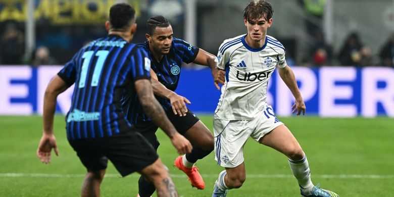 Gelandang Como, Nico Paz, berebut bola dengan bek Inter Milan, Manuel Akanji, pada laga Serie A Italia antara Inter Milan dan Como di stadion San Siro di Milan, pada tanggal 6 Desember 2025.