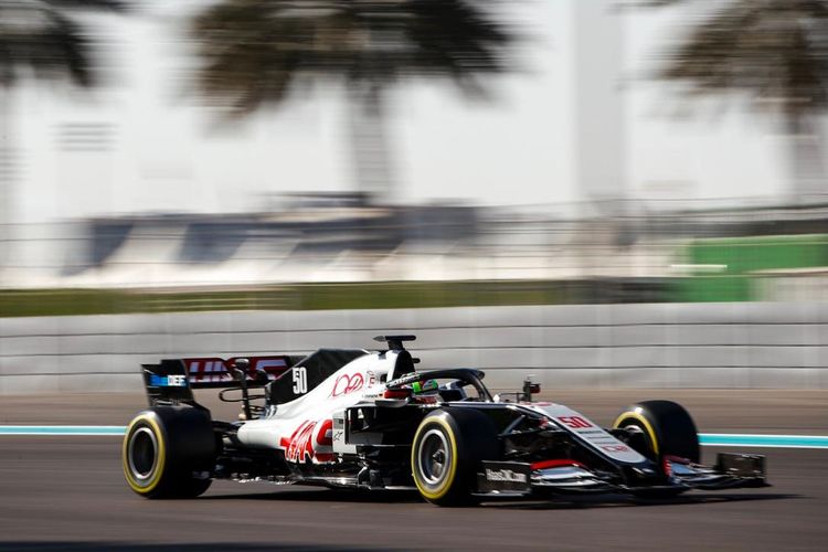 Mick Schumacher mengendarai mobil Formula 1 Haas F1 Team di Sirkuit Yas Marina Abu Dhabi Selasa (15/12/2020)