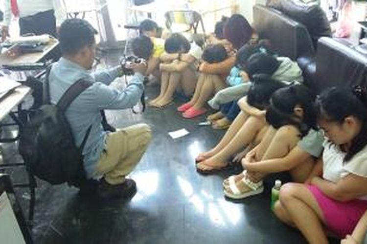 Puluhan perempuan WNA diduga pelaku Cyber Crime digerebek dari sebuah rumah di Medan, Senin (27/7/2015).