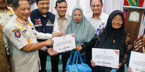 Menteri Dalam Negeri (Mendagri) Muhammad Tito Karnavian menyerahkan bantuan sosial (bansos) tahap II bagi korban bencana di Provinsi Aceh, Sumatera Utara (Sumut), dan Sumatera Barat (Sumbar) dalam seremoni yang berlangsung secara hibrida dari Pendopo Bupati Aceh Timur, Aceh, Senin (16/3/2026).
