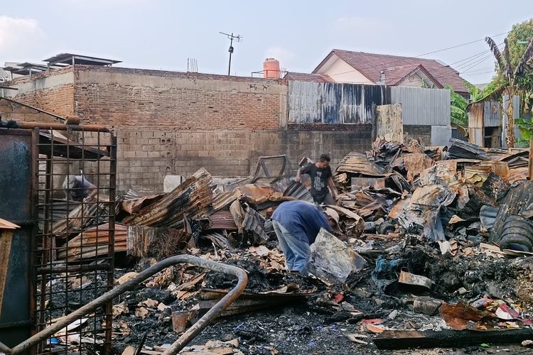 Lapak pemulung di Jalan Lingkar Duren Sawit RT 001/RW 04, Kecamatan Duren Sawit, Jakarta Timur, yang ludes terbakar pada Selasa (30/5/2023) dini hari, Rabu (31/5/2023).