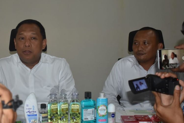 Direktur Krimsus Polda Kaltim Kombes Pol Budi Suryanto (tengah) dan sejumlah barang bukti saat menggelar konferensi pers di Balikpapan, Senin (19/8/2019).