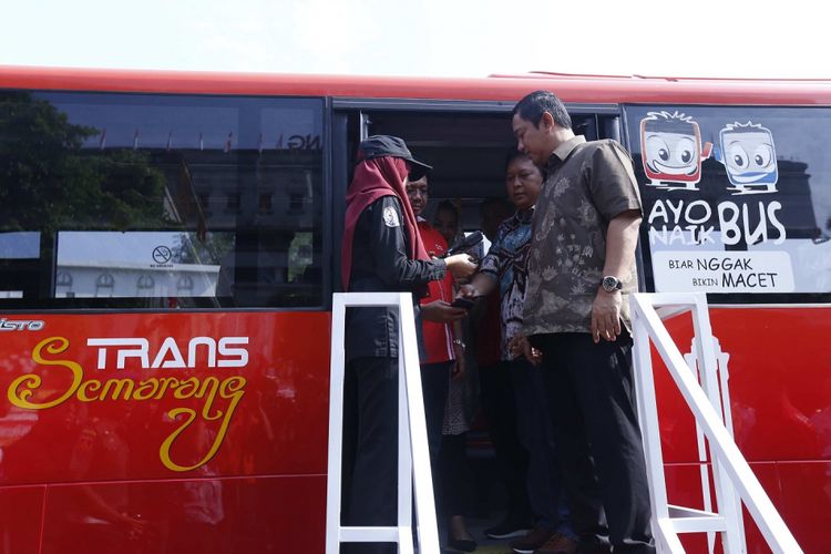 Wali Kota Semarang Hendrar Prihadi mencoba T-Cash saat hendak naik bus rapit transit, Jumat (18/8/2017)