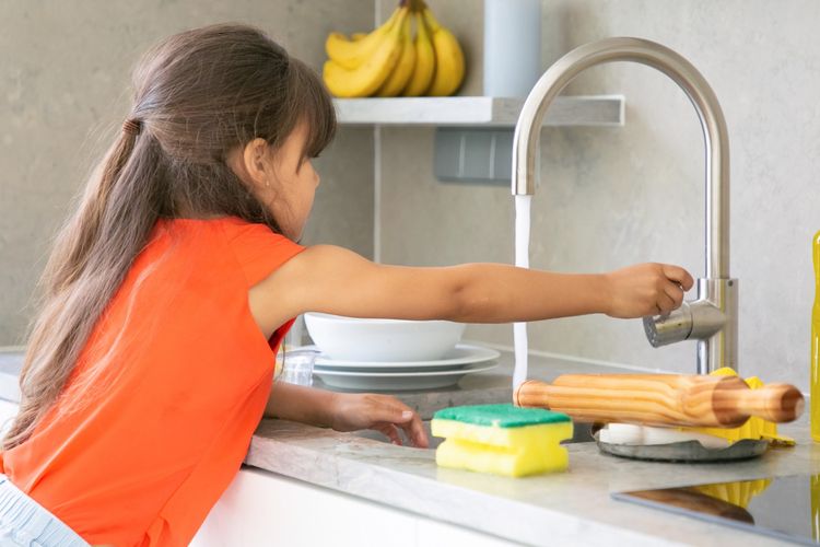 Ilustrasi mencuci piring, membersihkan dengan air di dapur. 