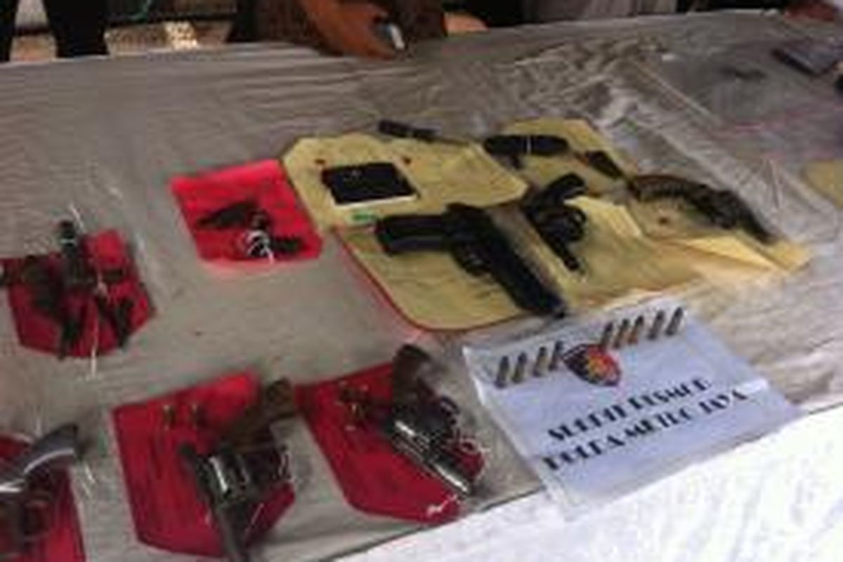 Barang bukti berupa senjata api yang digunakan begal untuk melakukan aksinya. Barang bukti ini disita di Mapolda Metro Jaya, Jumat (27/2/2015).
