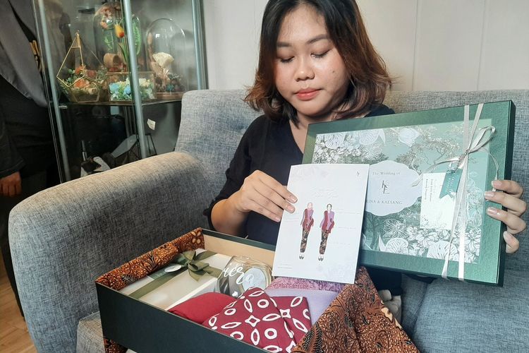 Pemilik Priscanara Atelier, Novikasari saat menunjukan hampers bridesmaid yang dipesan oleh Erina Gudono.