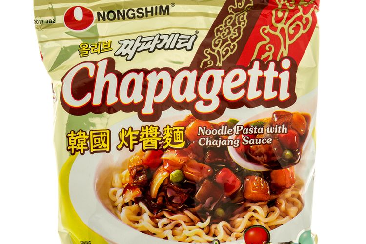 Ilustrasi Nongshim Chapagetti Chajang Noodle dari Korea Selatan. Salah satu mi instan terbaik dunia 2021 versi NY Magazine. 