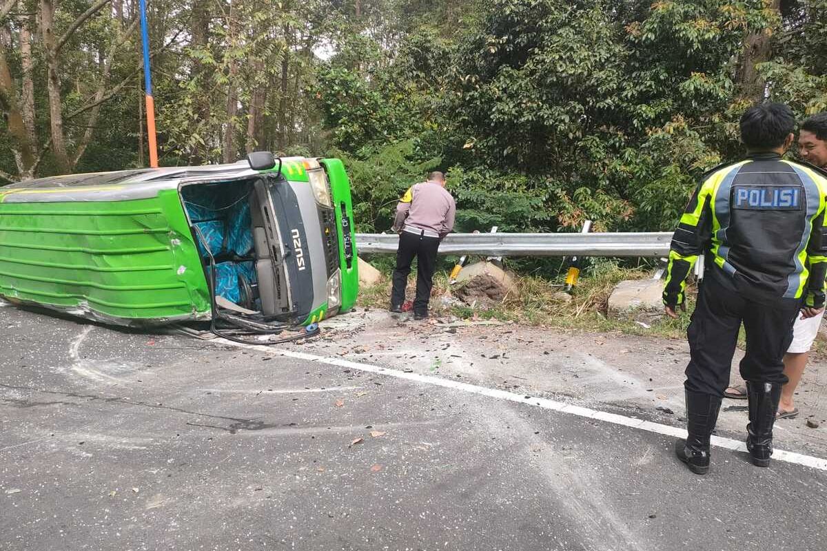 Diduga sopir tak menguasai medan Kendaraan mini bus bernomor polisi K 7751 CP asal Kabupaten Grobogan, yang akan mengunjungi Telaga sarangan terguling di jalur Cemoro Sewu –Sarangan.