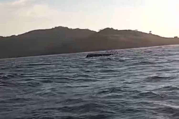 Viral Kapal Terbalik di Labuan Bajo, Turis Rusia Selamat Berenang ke Daratan