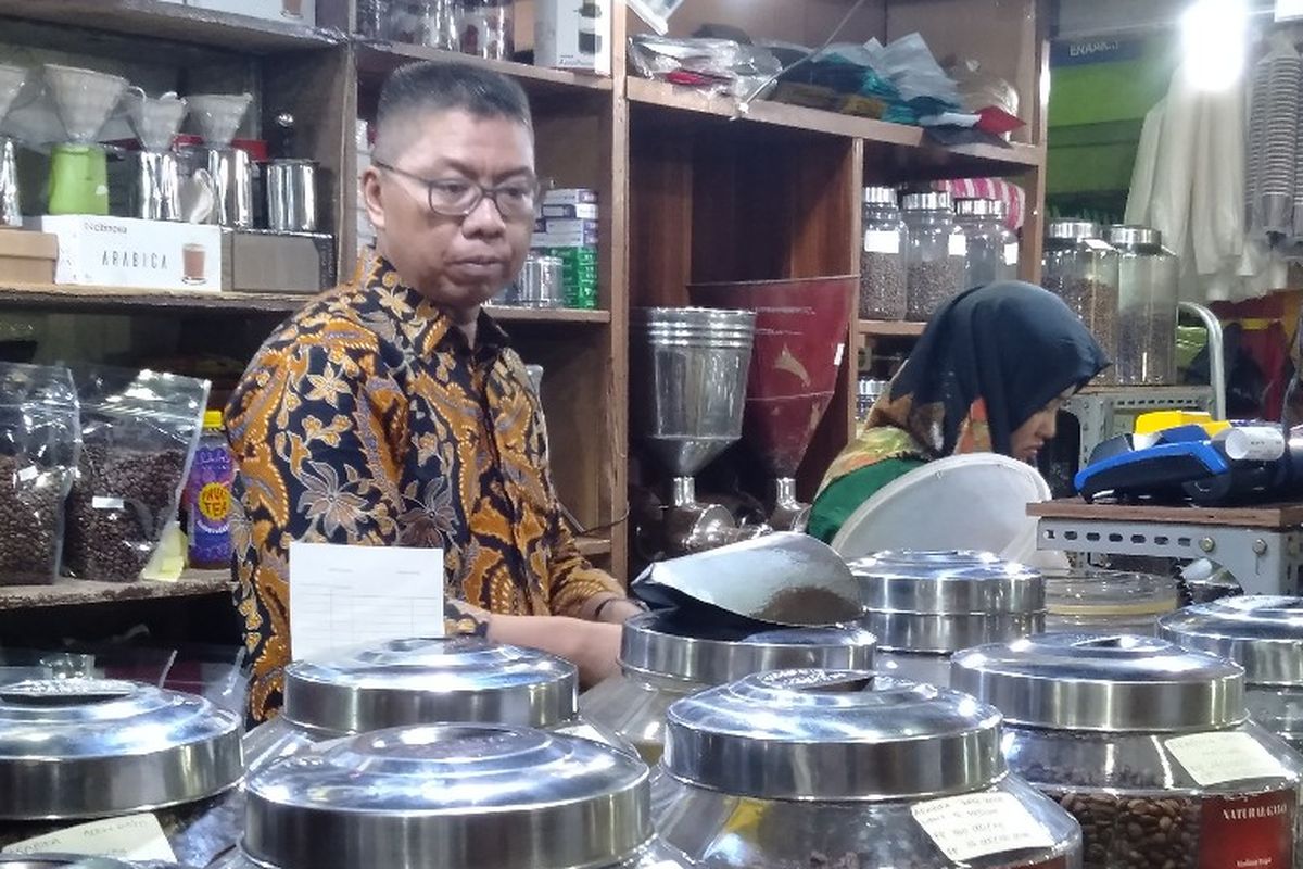 Pemilik kedai Dunia Kopi, Suradi Sedang Melayani Pelanggan, Jumat (3/5/2019)