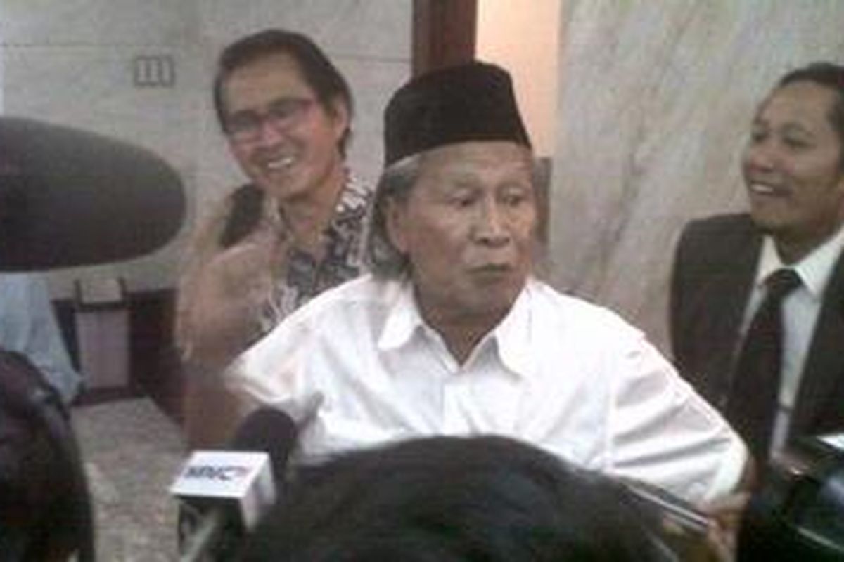 Budayawan Ridwan Saidi (baju putih).