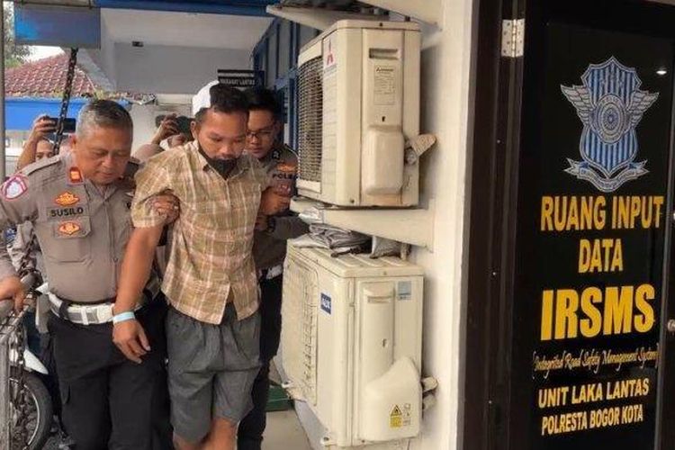 Sopir truk pengangkut galon, Bendi Wijaya digiring ke Polres Bogor Kota, Selasa (11/2/2025). Ia akan diperiksa terkait kecelakaan maut di Gerbang Tol (GT) Ciawi 2 Bogor. 

