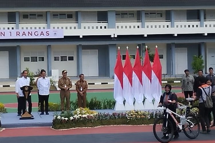 Dua siswa SMKN 1 Rangas Mamuju, Sulawesi Barat saat mendapatkan sepeda dari Presiden Joko Widodo, Selasa (23/4/2024).