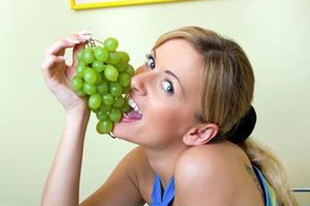 Melihat seorang perempuan memakan buah anggur langsung dari tangkainya sambil tersenyum adalah sebuah momen yang sangat seksi buat Bara Pattiradjawane.