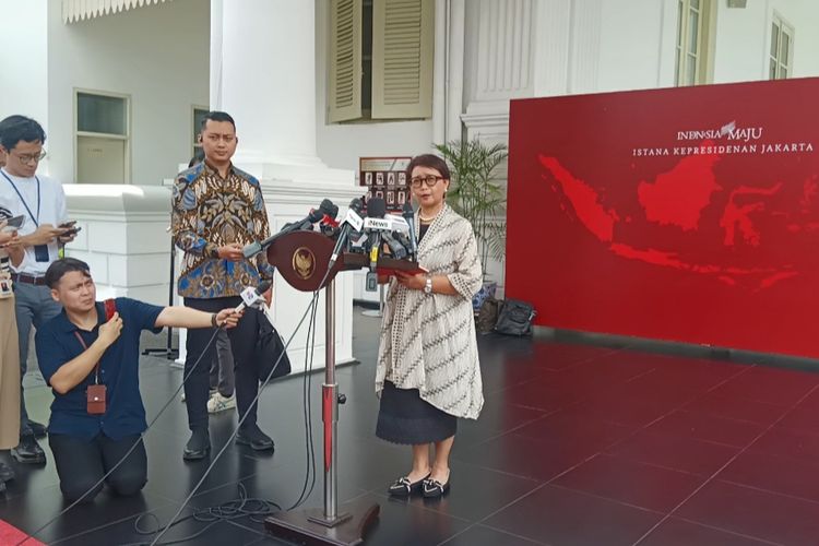 Menlu Retno Marsudi memberikan keterangan pers usai mengikuti Ratas internal yang membahas situasi geopolitik terkini di Timur Tengah di Istana Kepresidenan, Jakarta, Selasa (16/4/2024).