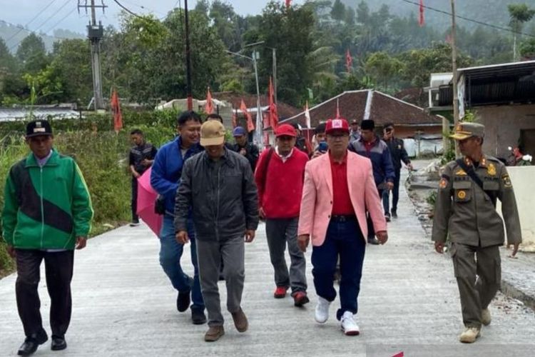 Bupati Kabupaten Cianjur, Jawa Barat, Herman Suherman bersama kepala dinas saat meninjau pembangunan jalan Sinagar-Cipelah di Kecamatan Pasirkuda yang sudah 95 persen selesai, Selasa (6/2/2024). 