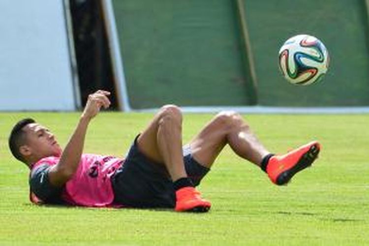 Penyerang timnas Cile, Alexis Sanchez, mengontrol bola dalam sesi latihan di Toca da Raposa di Belo Horizonte, Rabu (11/6/2014).