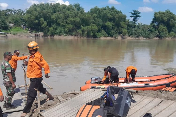 Tim SAR Gabungan melakukan proses pencarian balita korban hilang di Sungai Bengawan Solo di Desa Sranak, Kecamatan Trucuk, Kabupaten Bojonegoro, Jawa Timur, Selasa (10/1/2023).