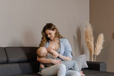 Deretan Posisi Menyusui yang Cocok bagi Ibu dan Bayi