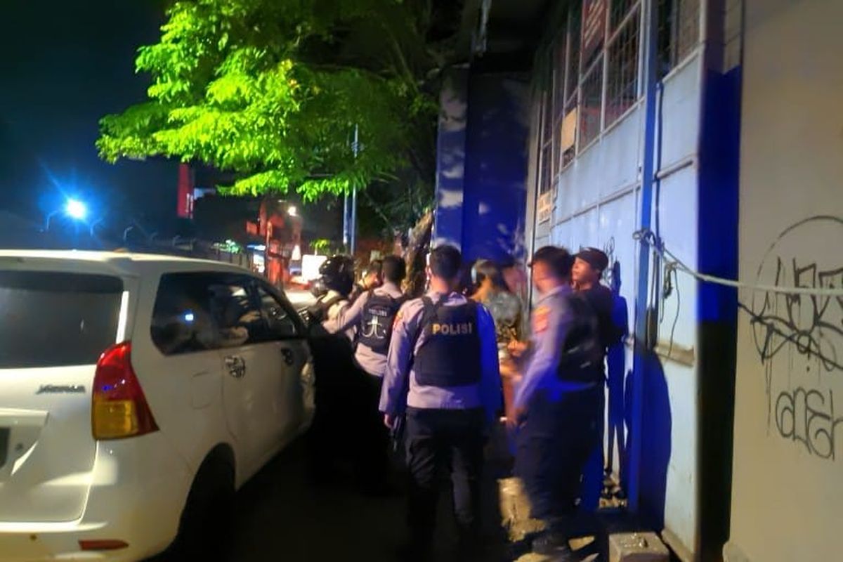 Polres Tangerang Selatan lakukan penggrebekan terhadap tempat nongkrong atau basecamp remaja yang sering lakukan tawuran di Kota Tangerang Selatan, Sabtu (22/10/2022). Empat buah celurit, tiga buah golok, dua buah pedang, sebuah gancu trisula dan satu lembar spanduk bertuliskan Dhayak berhasil diamankan polisi.