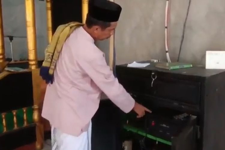 sound system dicuri, jemaah masjid di Polewali Mandar menggelar shalat Jumat tanpa pengeras suara, Jumat (9/6/2023).