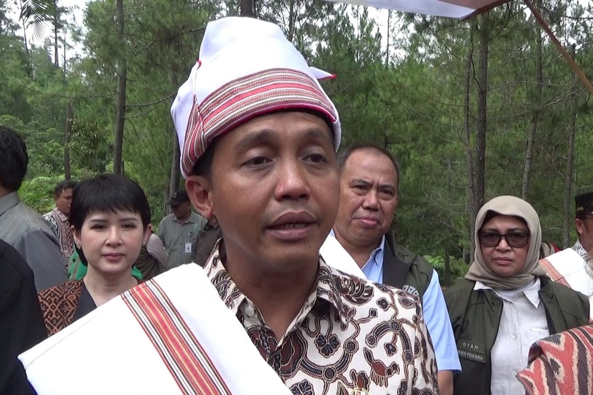Sekretaris Jenderal PSI yang juga Menteri Lingkungan Hidup dan Kehutanan, Raja Juli Antoni, memberikan tanggapan singkat saat ditemui dalam kunjungan kerjanya di areal Perhutanan Sosial Tandung Nanggala Lestari, Sangulele, Kabupaten Toraja Utara, Sulawesi Selatan, Sabtu (14/6/2025).