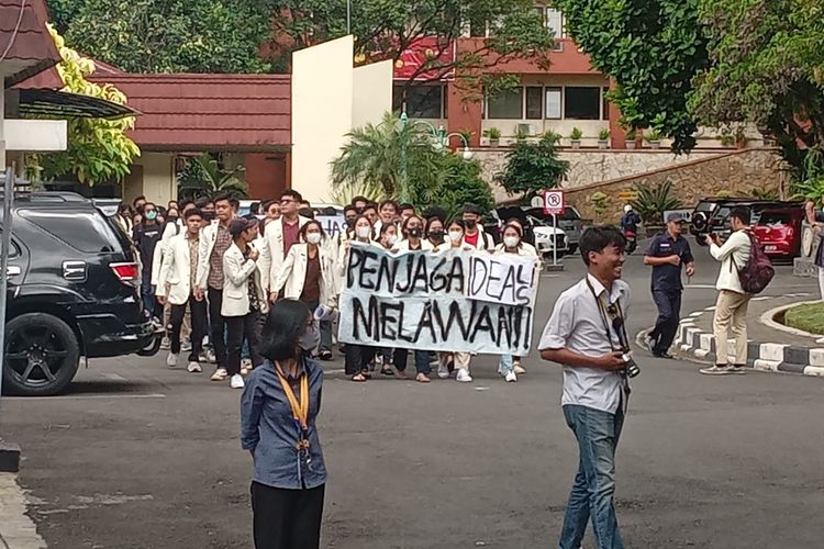 Mahasiswa UKSW melakukan aksi unjuk rasa menolak pengkerdilan Lembaga Kemahasiswaan.