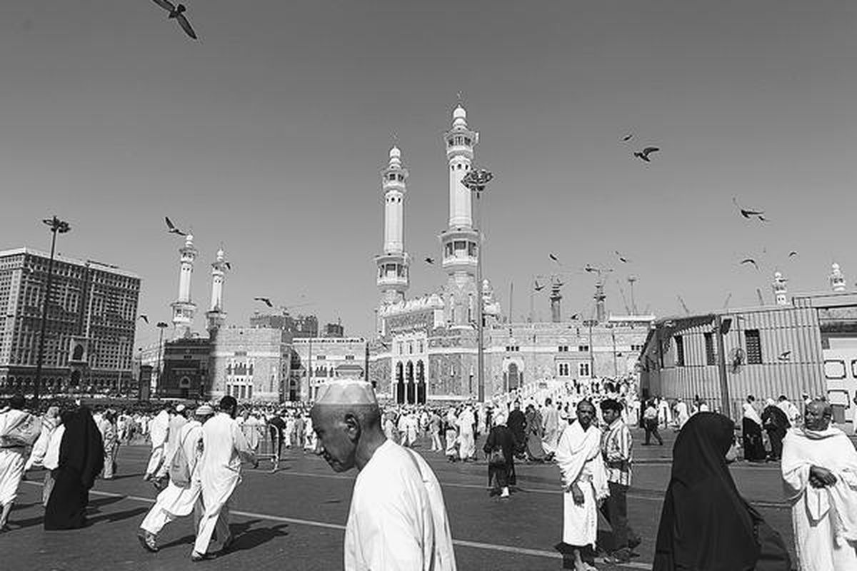 Jemaah haji berjalan menuju Masjidil Haram, Mekkah, untuk melakukan shalat dzuhur, Kamis (3/11), menjelang wukuf di Padang Arafah yang akan dimulai 5 November besok.