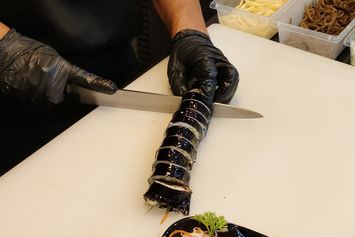 Tips Memotong Sushi Roll agar Tidak Berantakan Menurut Koki